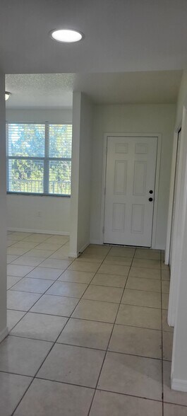 Entry Foyer - 960 Starkey Rd
