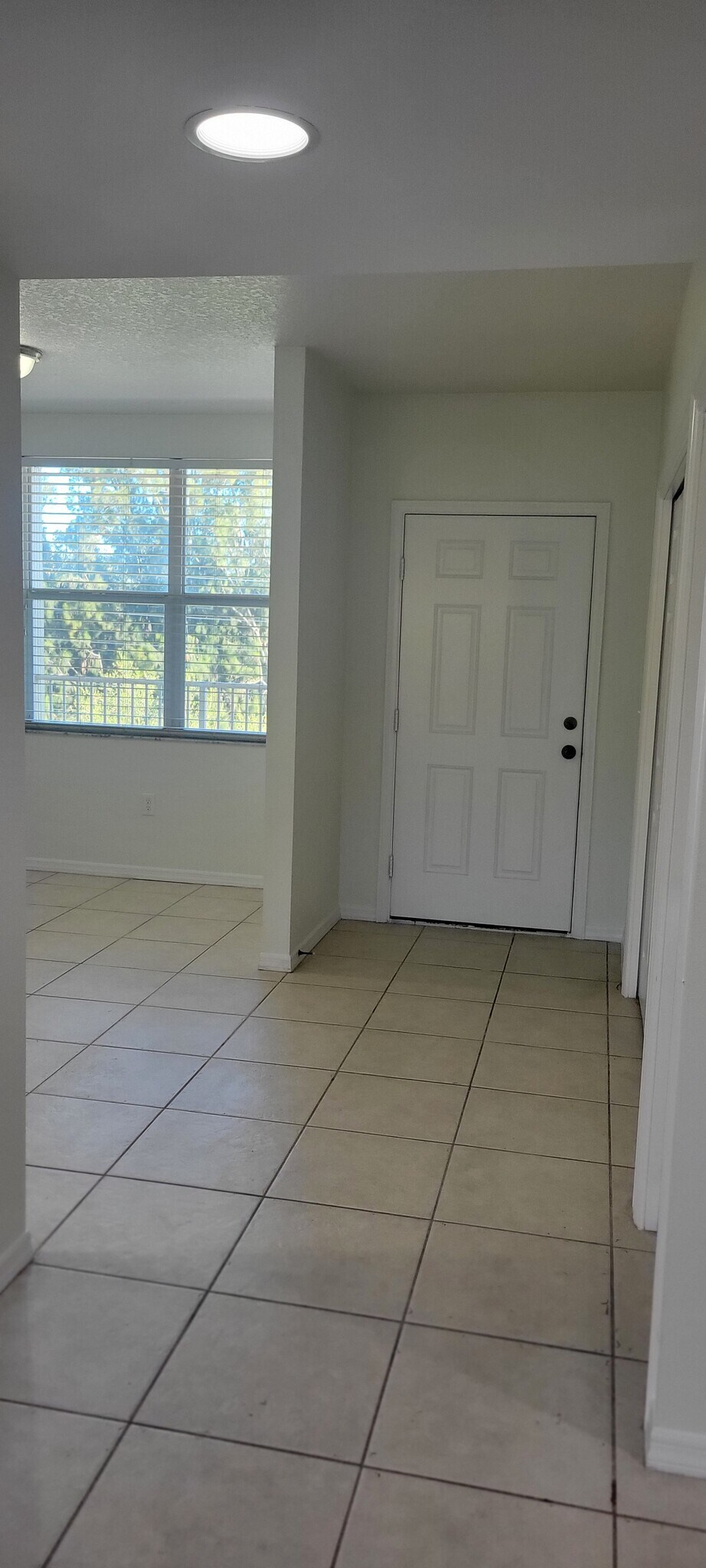 Entry Foyer - 960 Starkey Rd