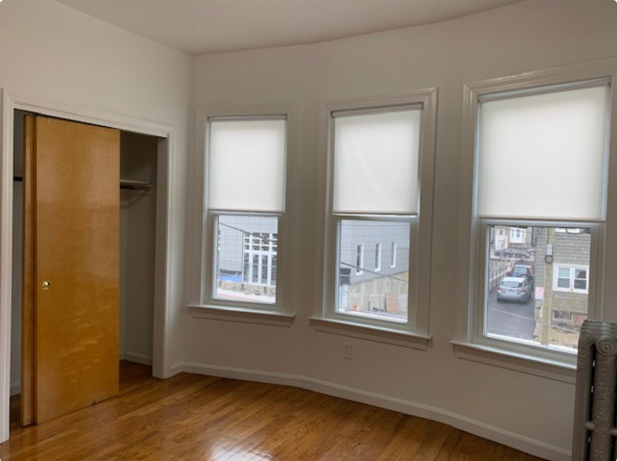 Building Photo - 148 Oxford St