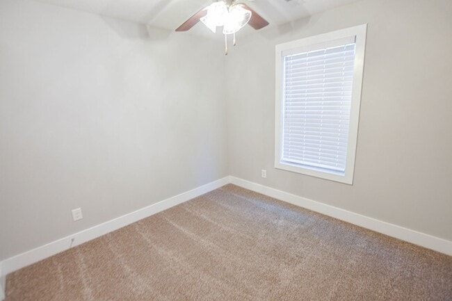 Building Photo - Three Bedroom with Bonus in Sango!