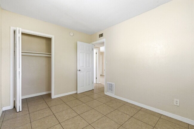 Building Photo - Updated 2-bedroom apartment in St. Petersburg offering 650 square feet of refreshed living space ...