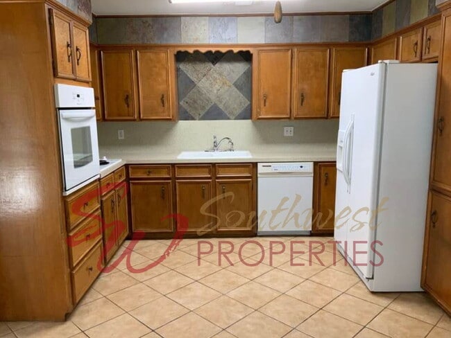 Building Photo - Spacious 3 bedroom 2 bath with lots of parking!