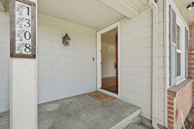 Building Photo - FREE JULY RENT SPECIAL! Beautiful 4 Bed/2 ...
