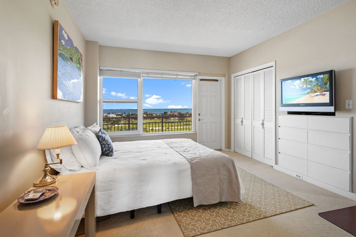 Building Photo - 601 Longboat Club Rd