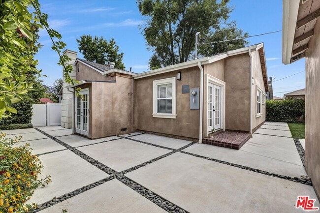 Building Photo - 13964 La Maida St
