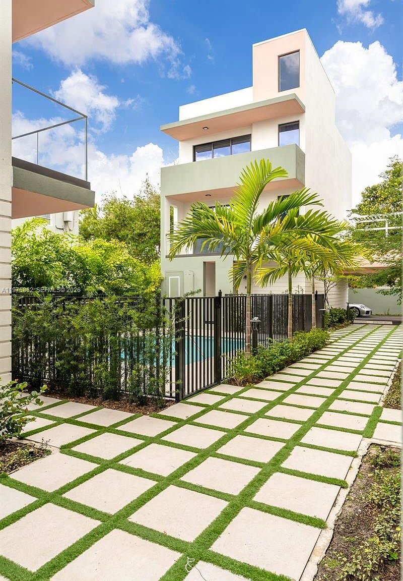 Building Photo - 721 SW 11th St