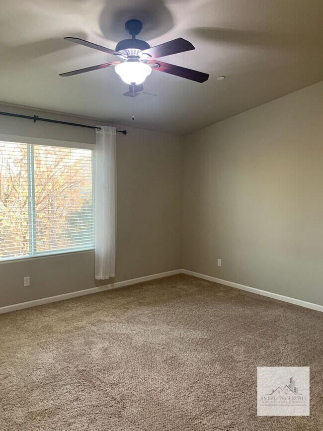 Building Photo - Spacious 4 Bedroom 3 Bath Home in Harlan R...