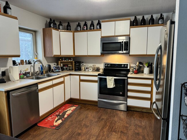 Building Photo - Newly Remodeled 3 Bedroom 2 bath 2 car gar...