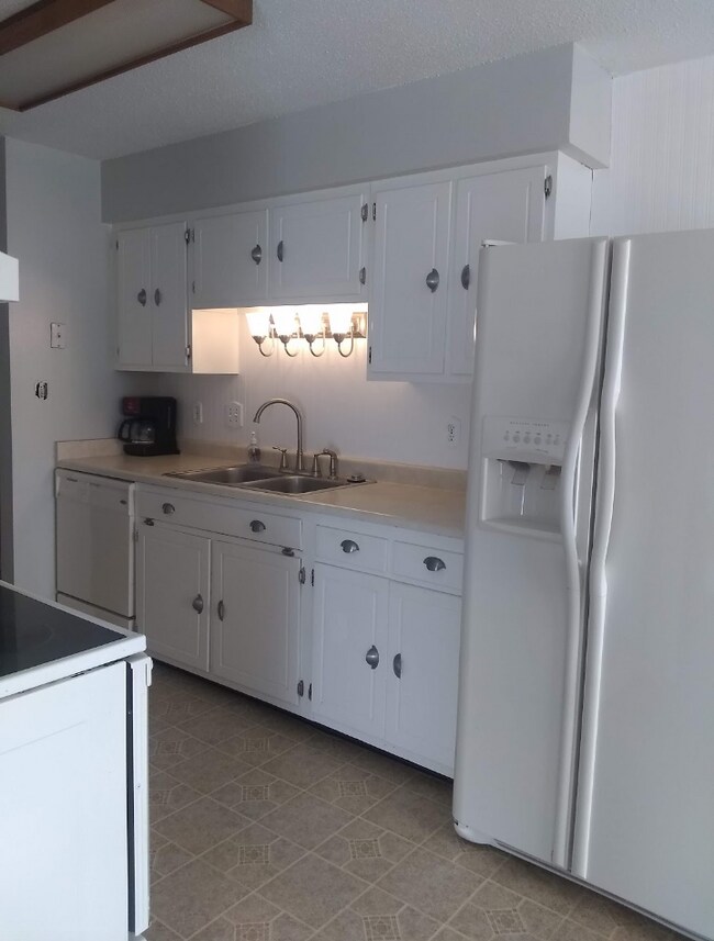 Another view of kitchen & appliances - 4500 S Poplar St