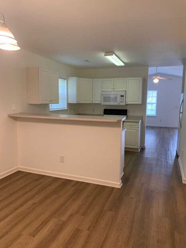 Building Photo - 3 Bedroom, 2 Bath House Available Now on Hillsdale Drive