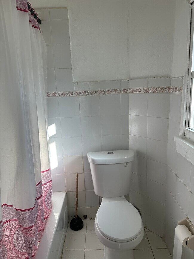 Building Photo - 1104 Summit Ave