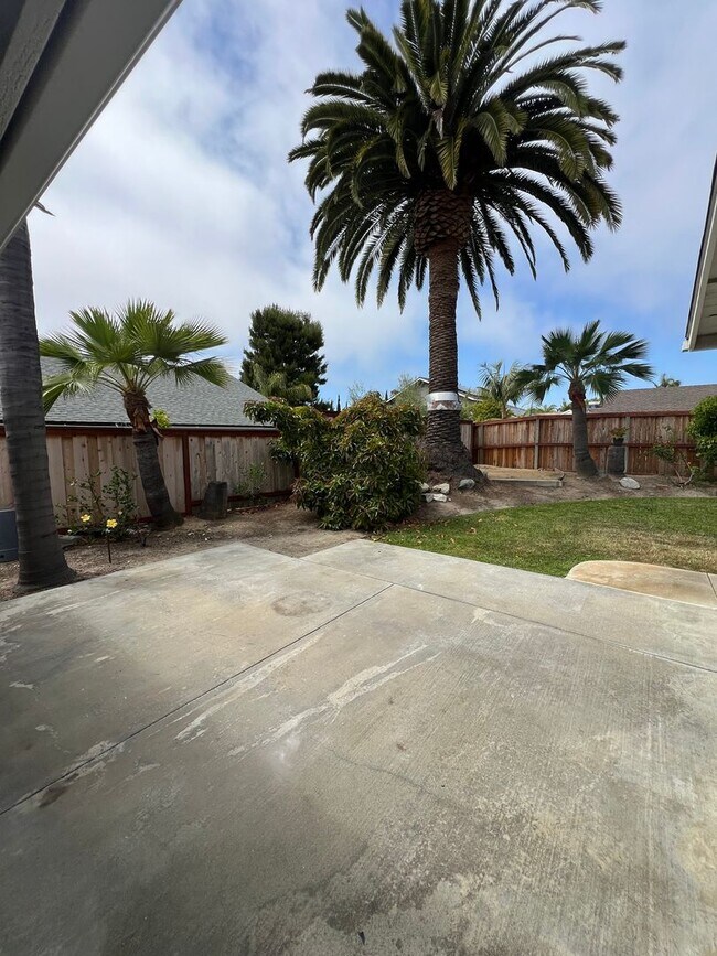 Building Photo - Beautiful Single Story Family Home