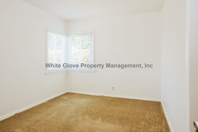 Building Photo - Spacious Fullerton 4BD Home with Dual Living Areas, Updated Kitchen & Screened Patio