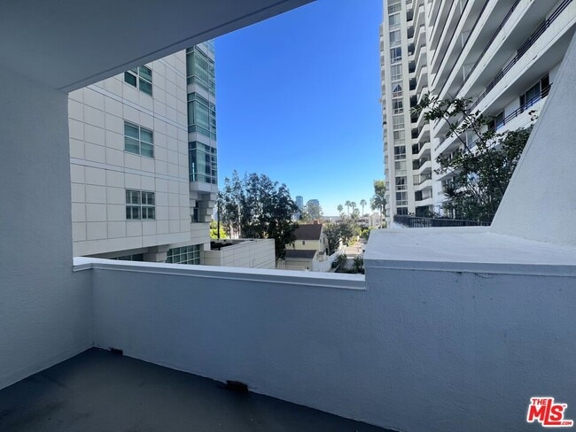 Building Photo - 10390 Wilshire Blvd