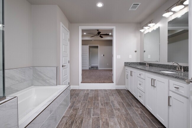 Building Photo - 2007 7th Ave