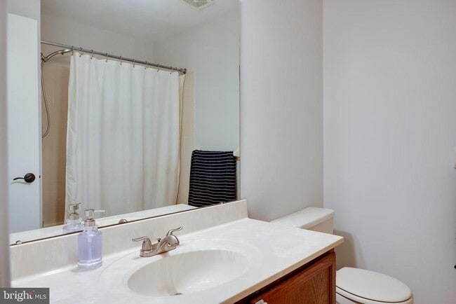 Building Photo - 203 Waverly Ct