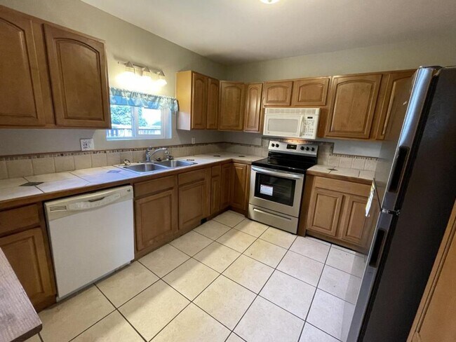 Building Photo - NOW AVAILABLE! 3 Bed, 2 Bath Victorian Hom...