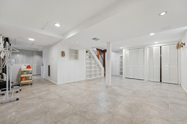 Building Photo - 52 Knickerbocker Rd