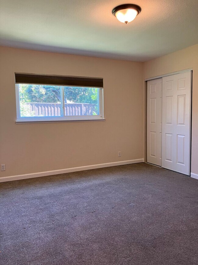 Building Photo - Nicely Updated 4-Bedroom House With Nice B...