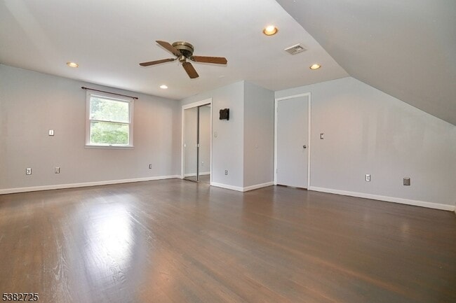 Building Photo - 25 Glenview Dr