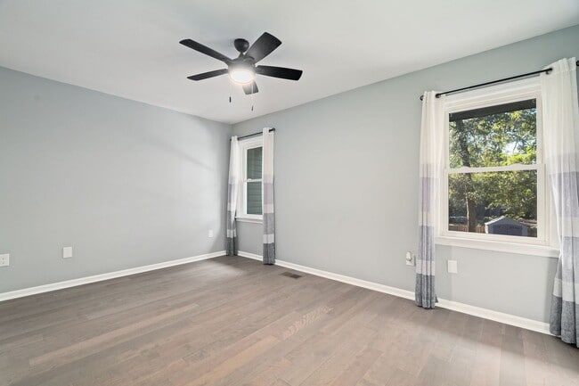 Building Photo - Modern Comfort on James Island!