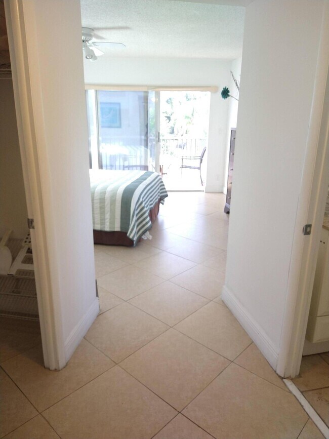 Building Photo - 720 Bayshore Dr