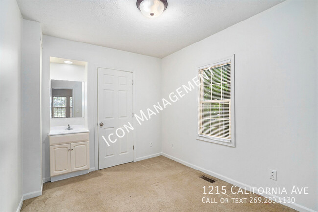 Building Photo - Don't Miss Out on this charming off campus...