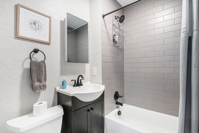 Building Photo - Beautifully Fully-Furnished Duplex in Old Town