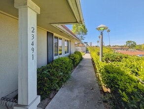 Building Photo - End Unit 3 Bed 2 Bath with a View