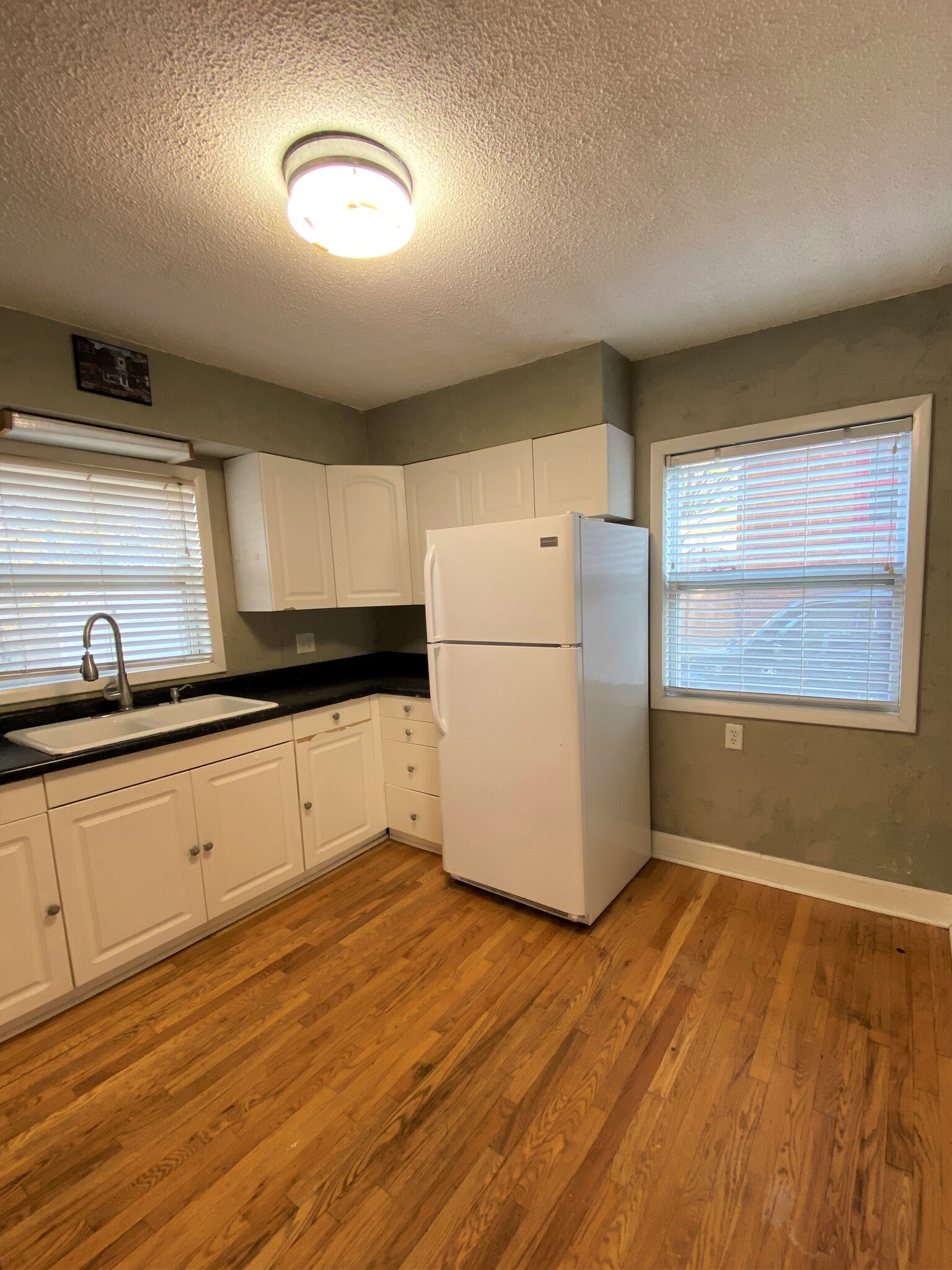 Building Photo - 18 9th Ave NW