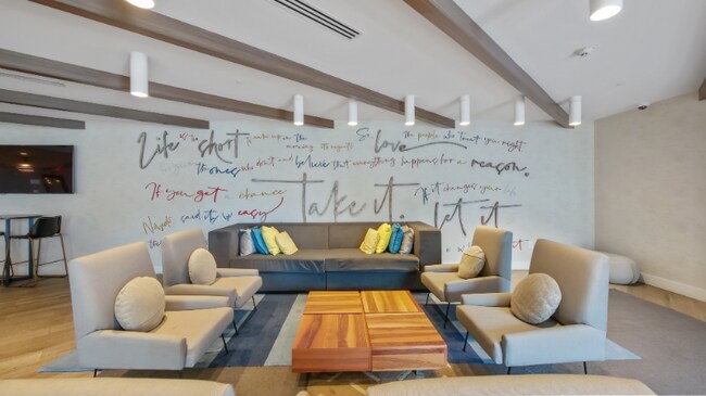 Building Photo - 675 Monmouth St