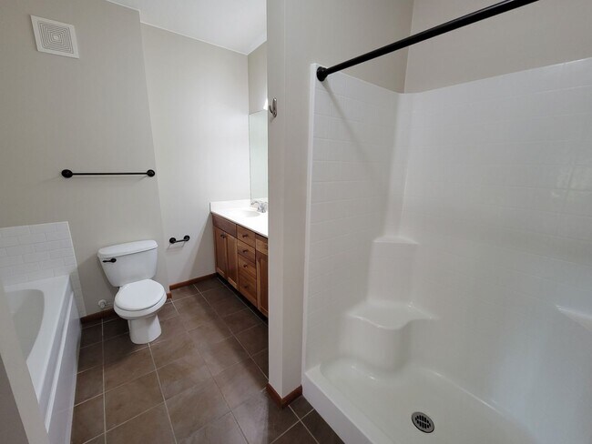 Building Photo - Spacious 2 Br/2Ba Condo w/1500 sq ft in Heart of St Louis Park! 2 Heated parking spots included!