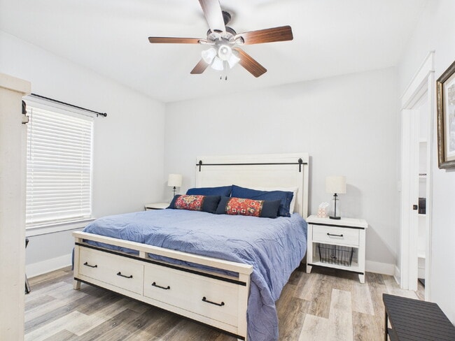 Building Photo - Centrally Located Furnished Home