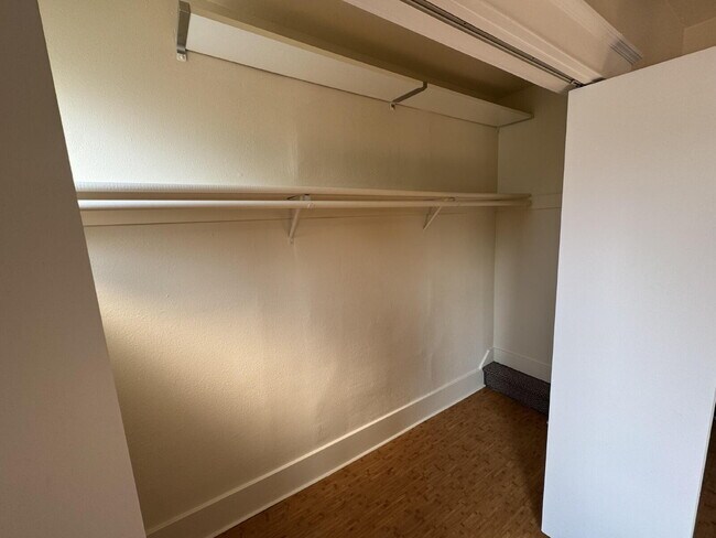 Building Photo - Upstair 1 bedroom Quadplex