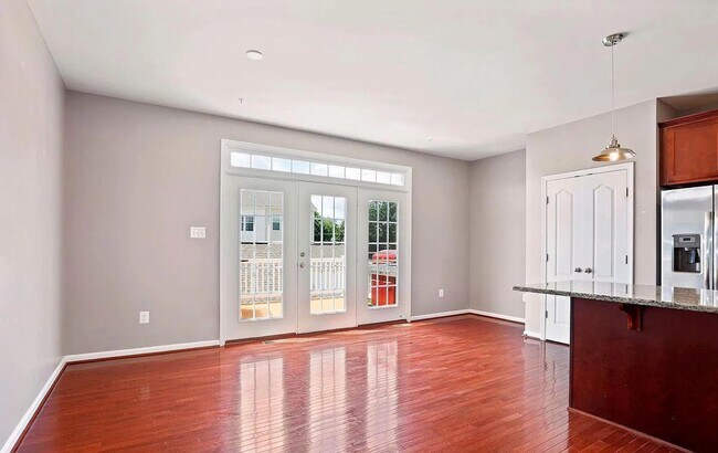 Building Photo - 3 Level END UNIT townhouse in Market Squar...