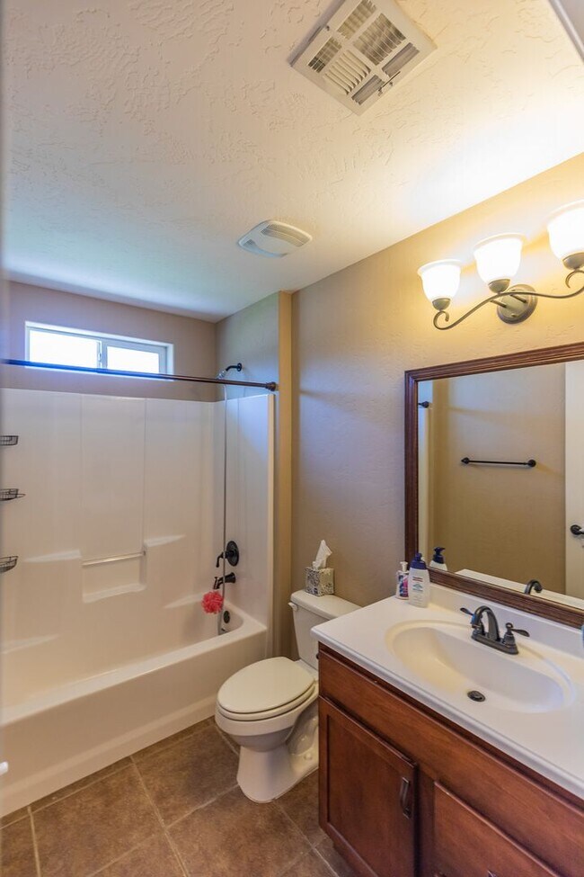 Building Photo - Spacious 4 Bedroom Home