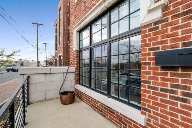 Building Photo - 614 Madison St