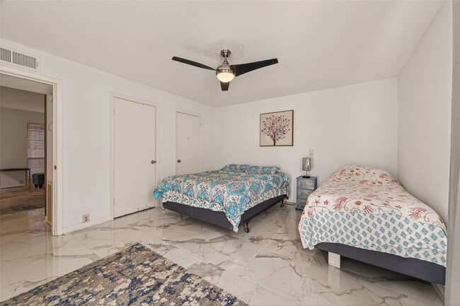 Building Photo - 2201 Fountain View Dr