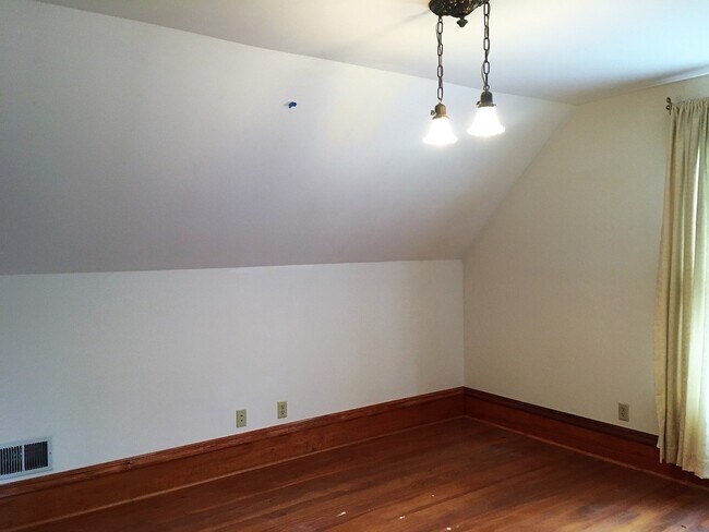 Building Photo - Northwest Gem: Spacious 4 Bedroom, 2 Bath Bungalow