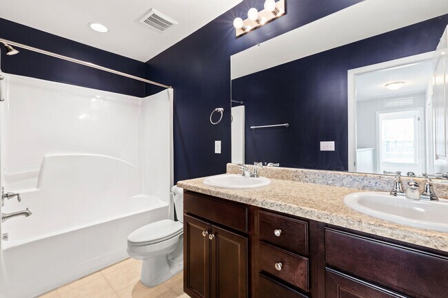 Building Photo - Bright & Spacious End-Unit Townhome in Flo...