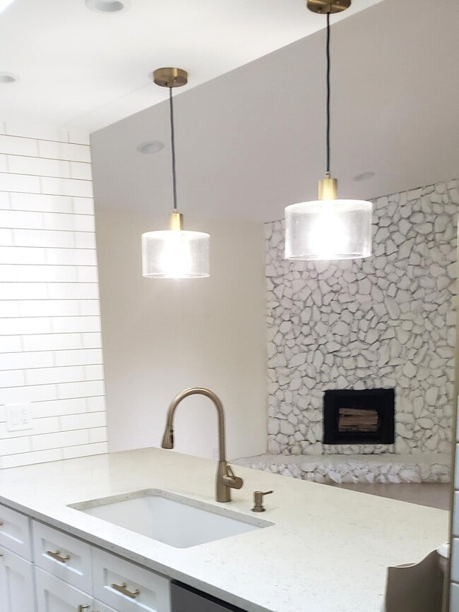 Building Photo - 541 NE 47th St