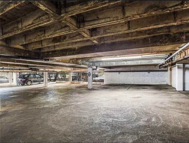 Building Photo - 505 W 7th St