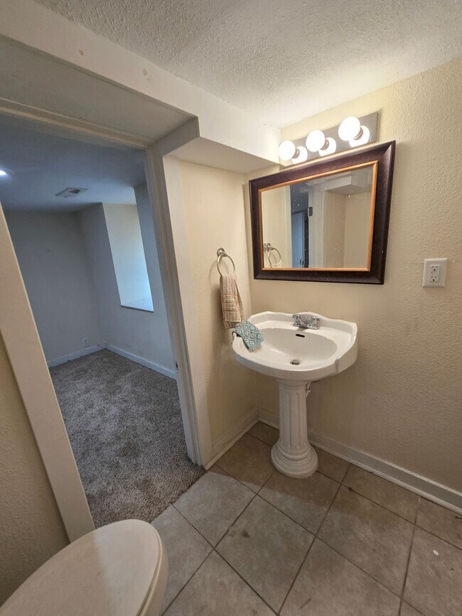 Building Photo - SINGLE FAMILY HOME! Great Location! Laundry, Wood Floors and Parking!