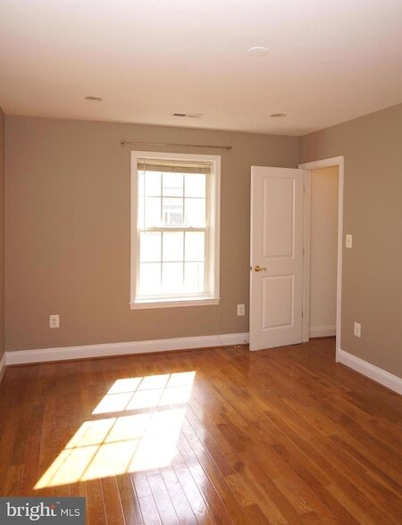 Building Photo - 923 Lewis Ave