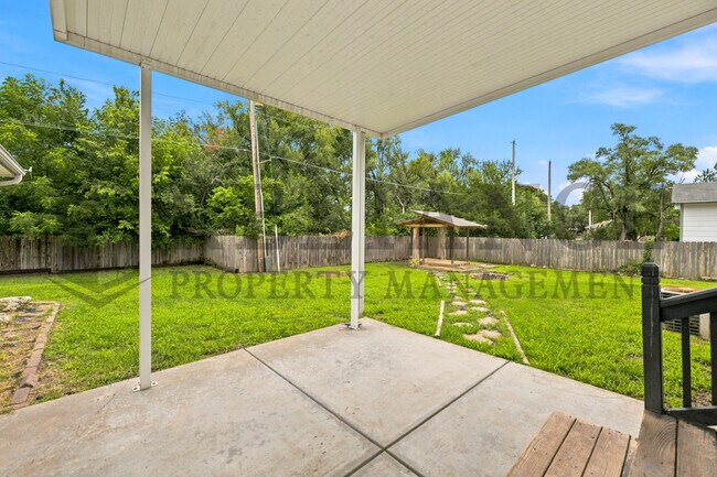 Building Photo - 516 N Lakeside Dr