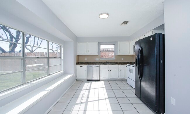 Building Photo - 14239 Montaigne Dr