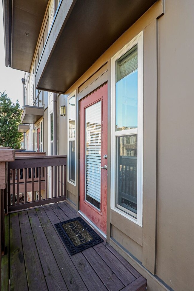Building Photo - 3 story townhome with Uptown View