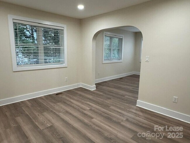 Building Photo - 19612 Oak St