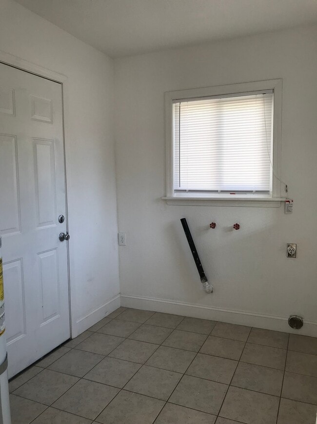 Building Photo - Well maintained home, recent upgrades, cut...