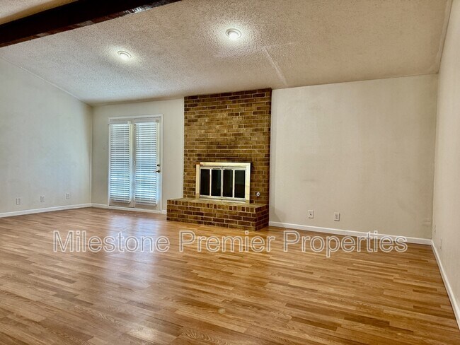 Building Photo - 2110 Oak Creek Cir